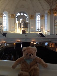 Bearic at the organ recital in Hamburg at the Michel