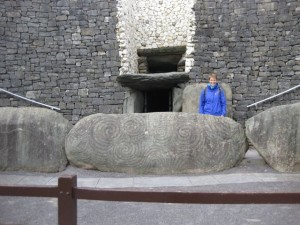 The entrance with the stone decorations with the spirals